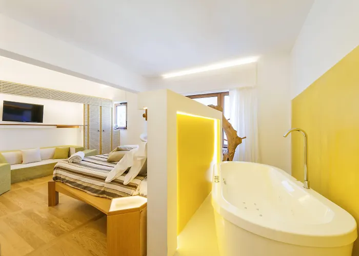 Luiselle Charming Center 4*