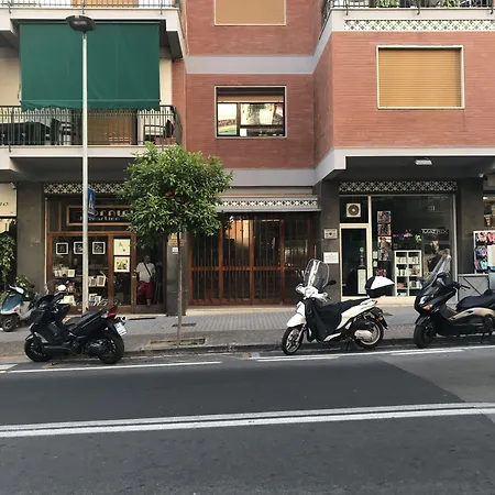 Πανσιόν Luiselle Charming Center 4*