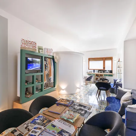 Πανσιόν Luiselle Charming Center 4*
