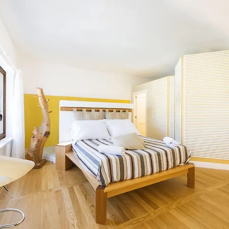 Πανσιόν Luiselle Charming Center 4*