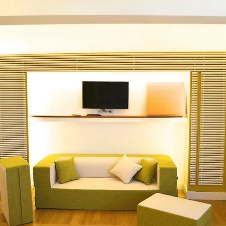 Πανσιόν Luiselle Charming Center 4*