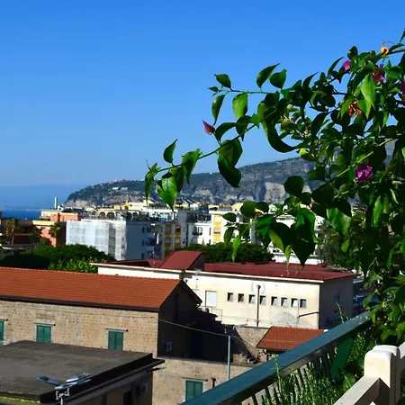 Πανσιόν Luiselle Charming Center 4*