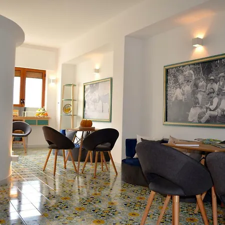 Πανσιόν Luiselle Charming Center 4*