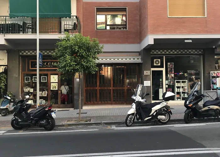 Πανσιόν Luiselle Charming Center 4*