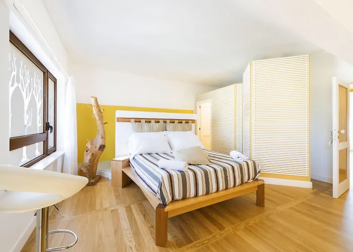 Πανσιόν Luiselle Charming Center 4*