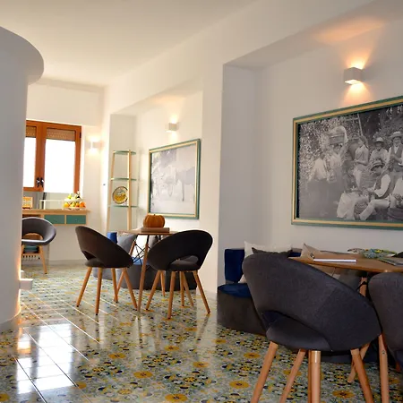 Πανσιόν Luiselle Charming Center